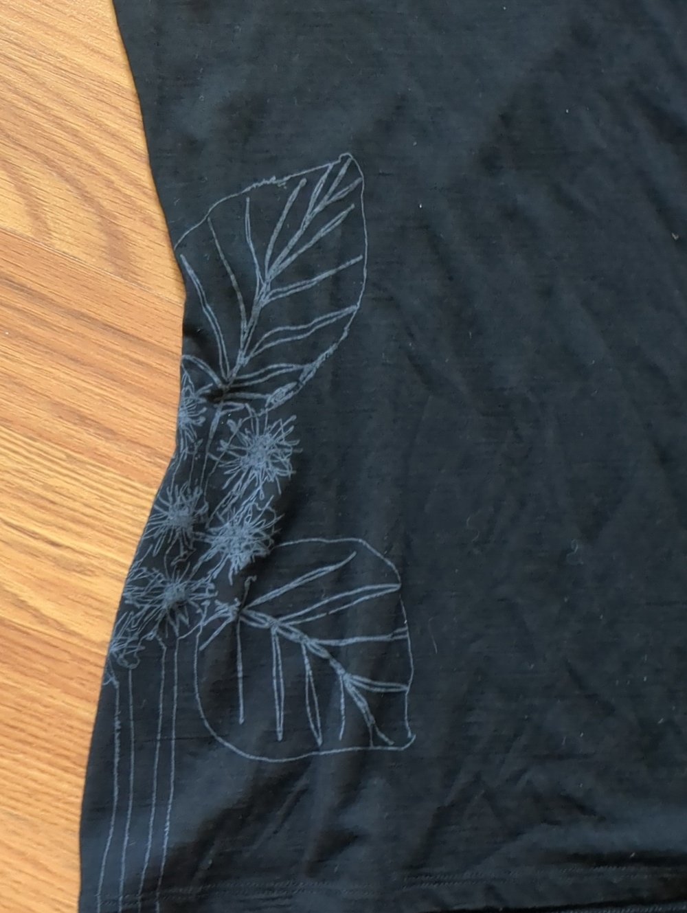 Icebreaker Nature 100% Merino Wool V-Neck Graphic Tee Black Leaf Print Size M - Picture 2 of 8
